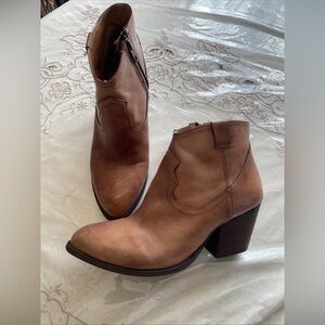 Steve Madden “So Good” tan leather cowboy ankle boot 8.5